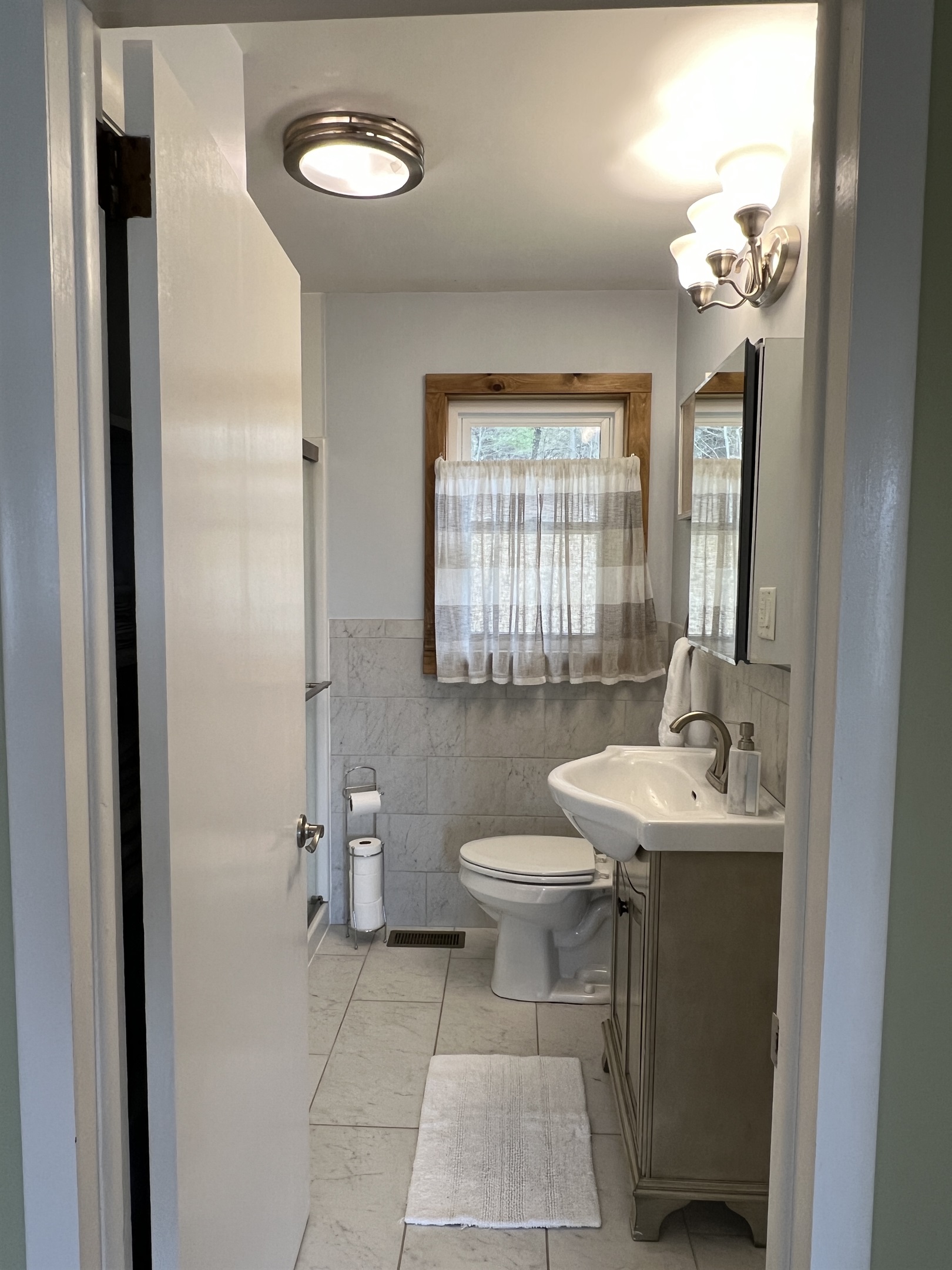 Full bathroom on the main level.