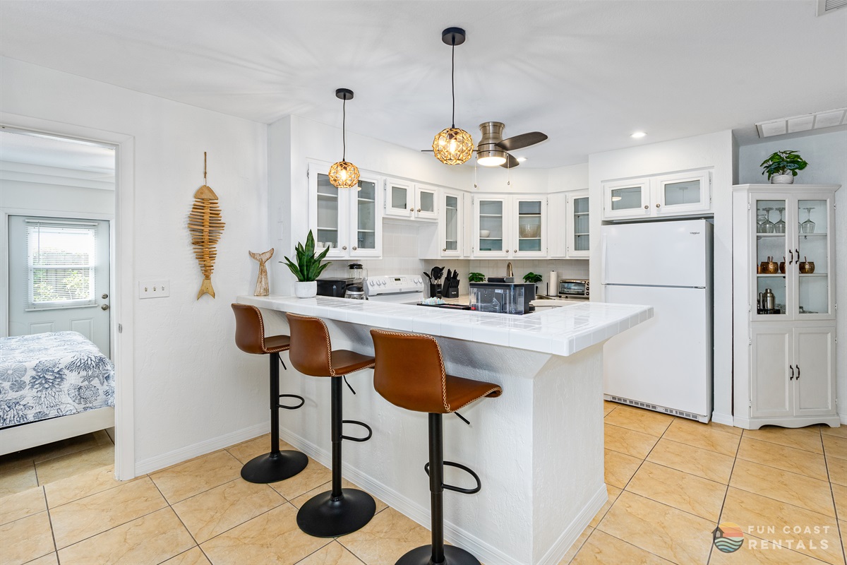 Fully equipped Kitchen with bar seating!