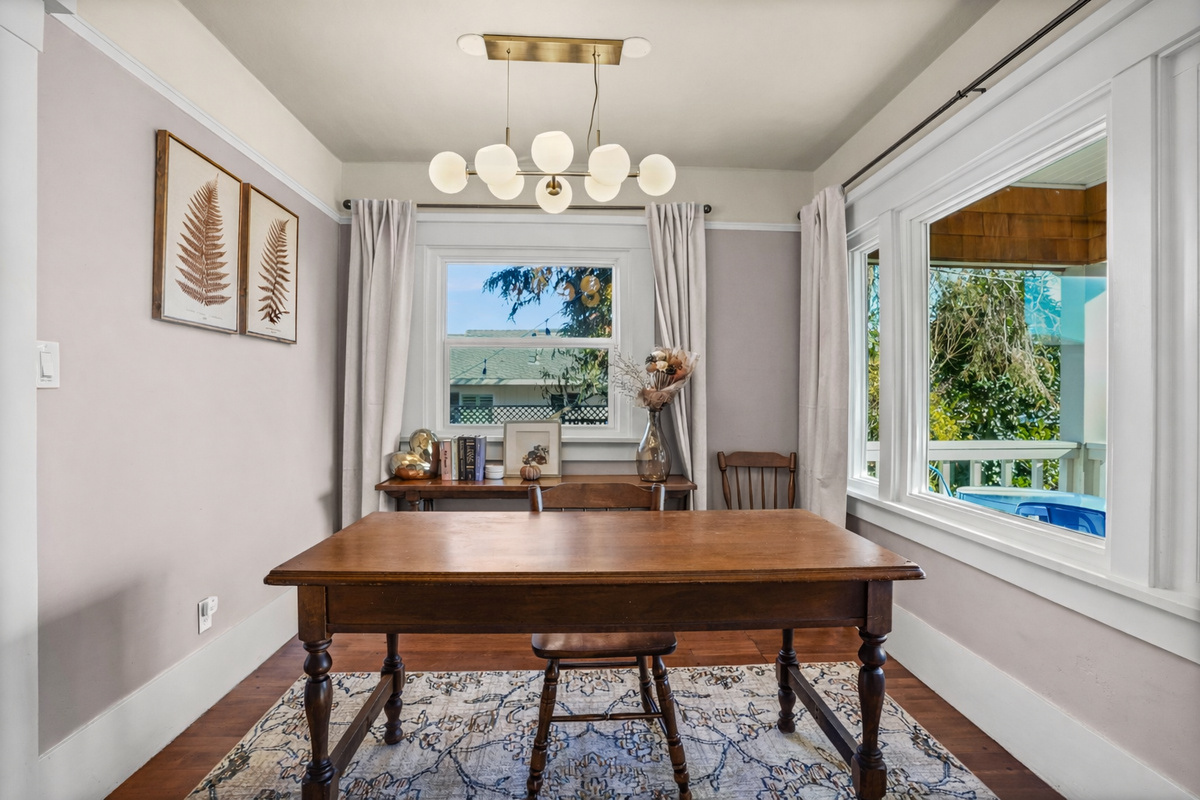 Need to catch up on work? A dedicated workspace provides a comfortable and quiet spot to answer emails, take video calls, or stay productive during your stay.