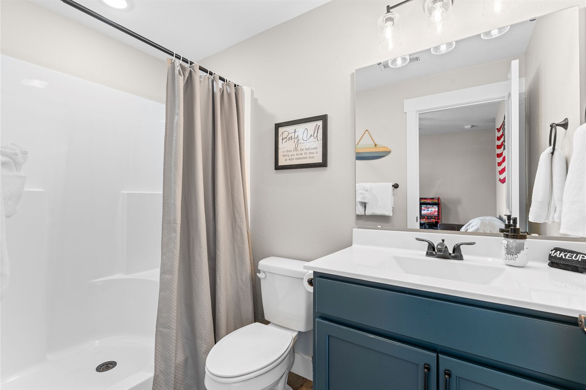 Game/Bunk Room En Suite Bathroom 