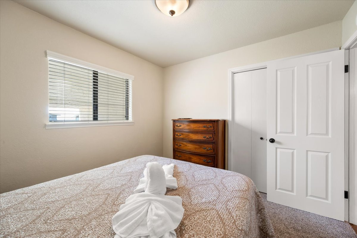 2nd downstairs bedroom-Queen bed