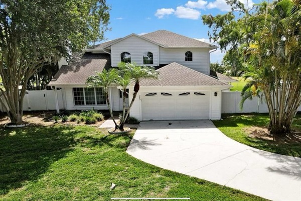 Welcome to 285 E. Lakeshore BLVD on beautiful East Lake Toho just minutes from Orlando airport and numerous amusement parks.