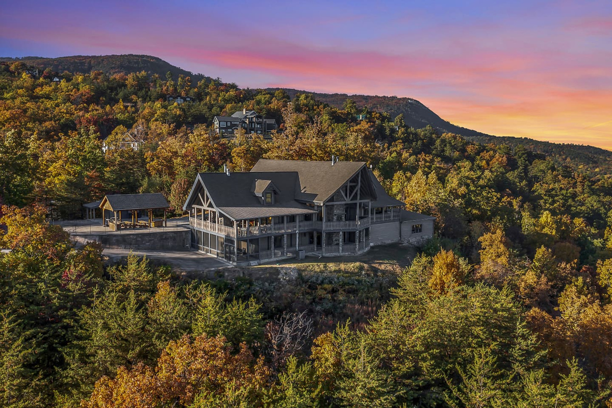 Majestica Lodge, a gated 6-bedroom estate in The Summit on Bluff Mountain, Sevierville, TN