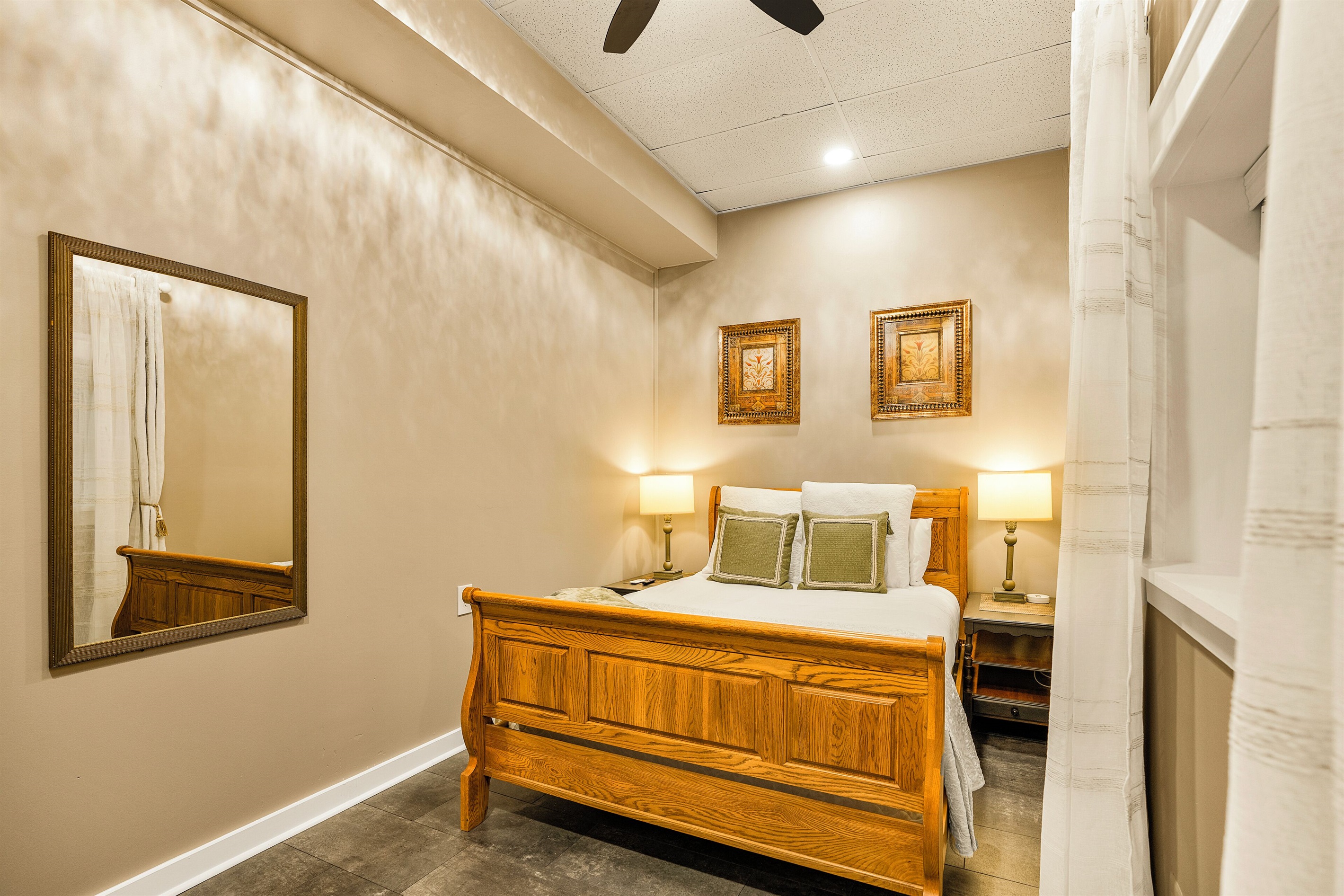 BR7: Lower level queen bedroom
