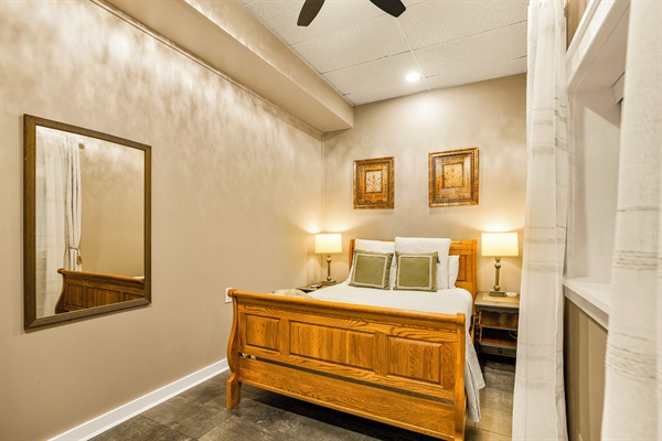 BR7: Lower level queen bedroom
