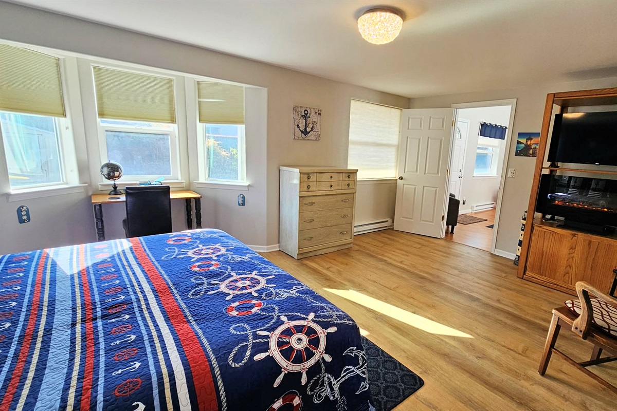 desk and chest of drawers