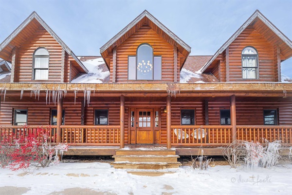 Front porch and entry to the lodge. 