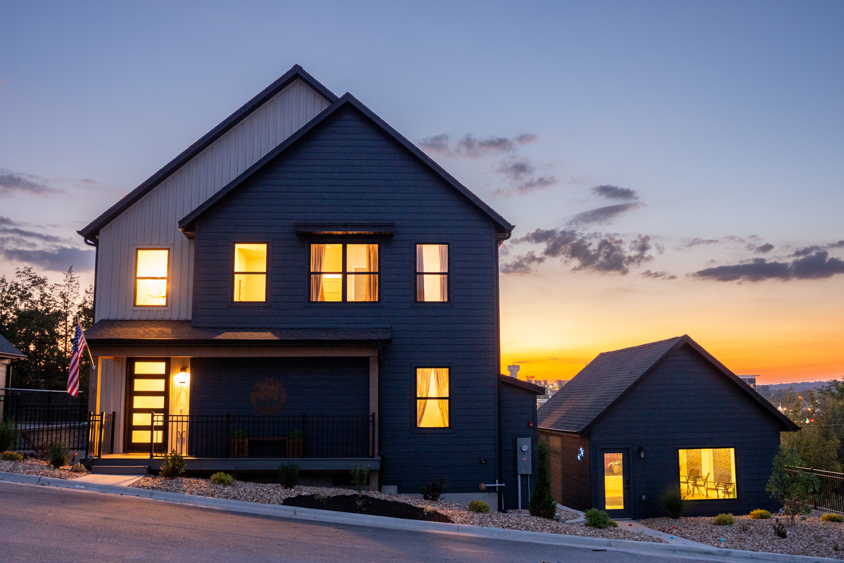 Exterior at twilight

Enchanted Landing welcomes you with a modern lodge-inspired exterior, glowing warmly against the Branson evening sky.