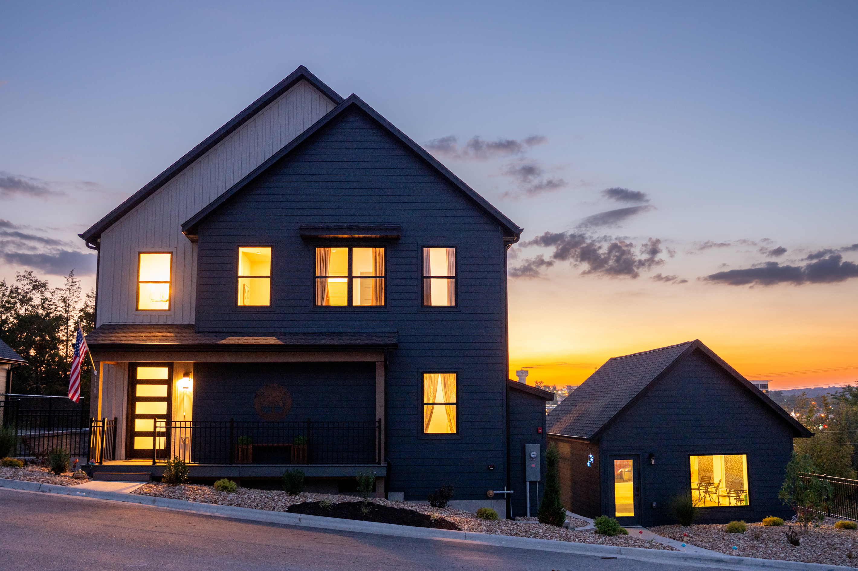 Exterior at twilight

Enchanted Landing welcomes you with a modern lodge-inspired exterior, glowing warmly against the Branson evening sky.