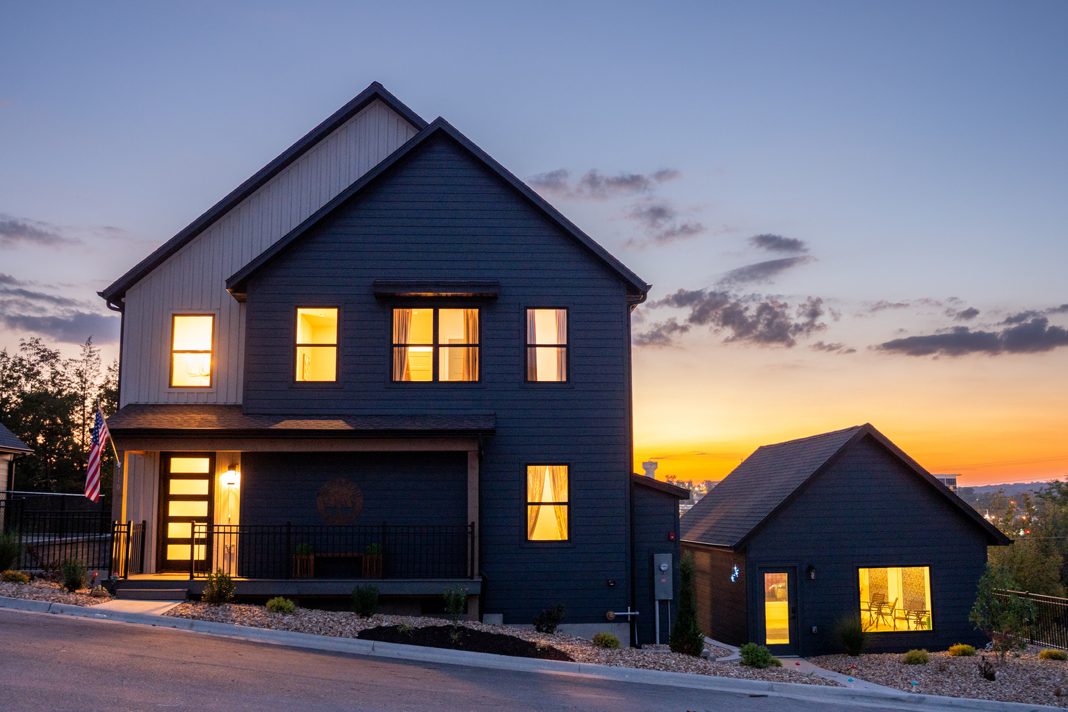 Exterior at twilight

Enchanted Landing welcomes you with a modern lodge-inspired exterior, glowing warmly against the Branson evening sky.