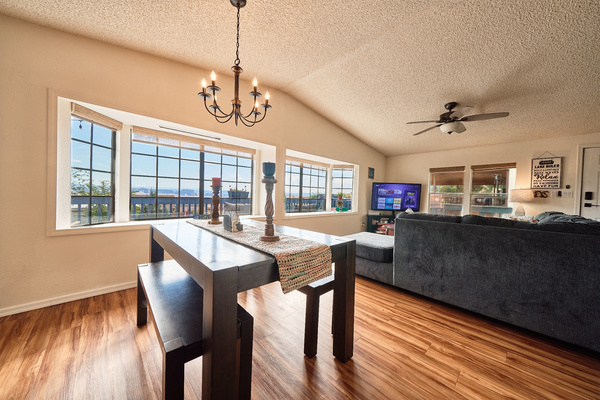 Dining Area w/ Panoramic Windows overlooking Lake Powell