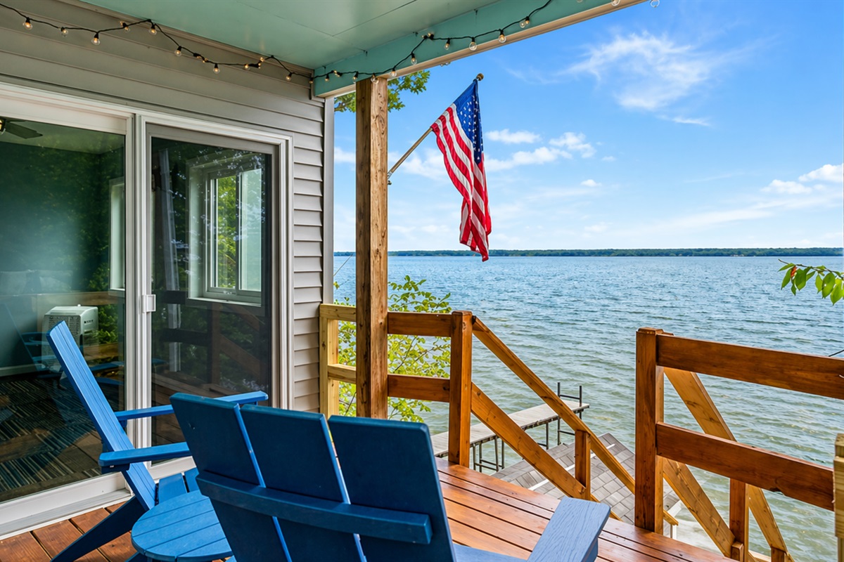 Step out onto this lakeside deck and take in breathtaking views of the water. With cozy seating and the tranquil sound of the waves, it’s the perfect spot for relaxing or enjoying your morning coffee. ☕