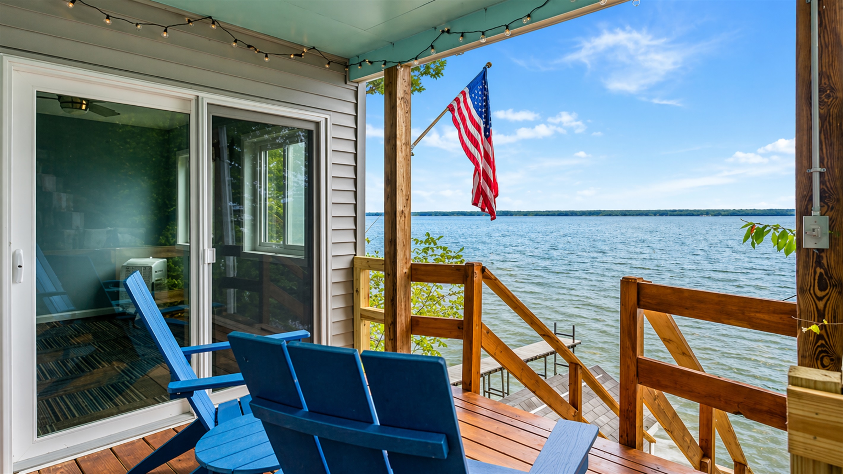 Step out onto this lakeside deck and take in breathtaking views of the water. With cozy seating and the tranquil sound of the waves, it’s the perfect spot for relaxing or enjoying your morning coffee. ☕