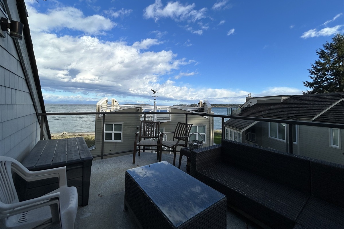 Great decks off dining room & loft levels