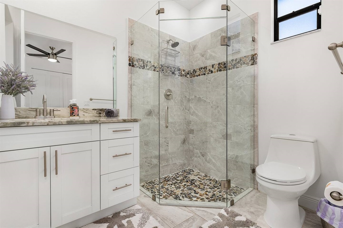 1st Ensuite Guest bathroom 