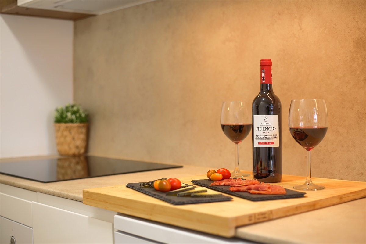 Enjoy relaxing moments in the kitchen preparing and sharing a glass of wine in a cosy atmosphere.