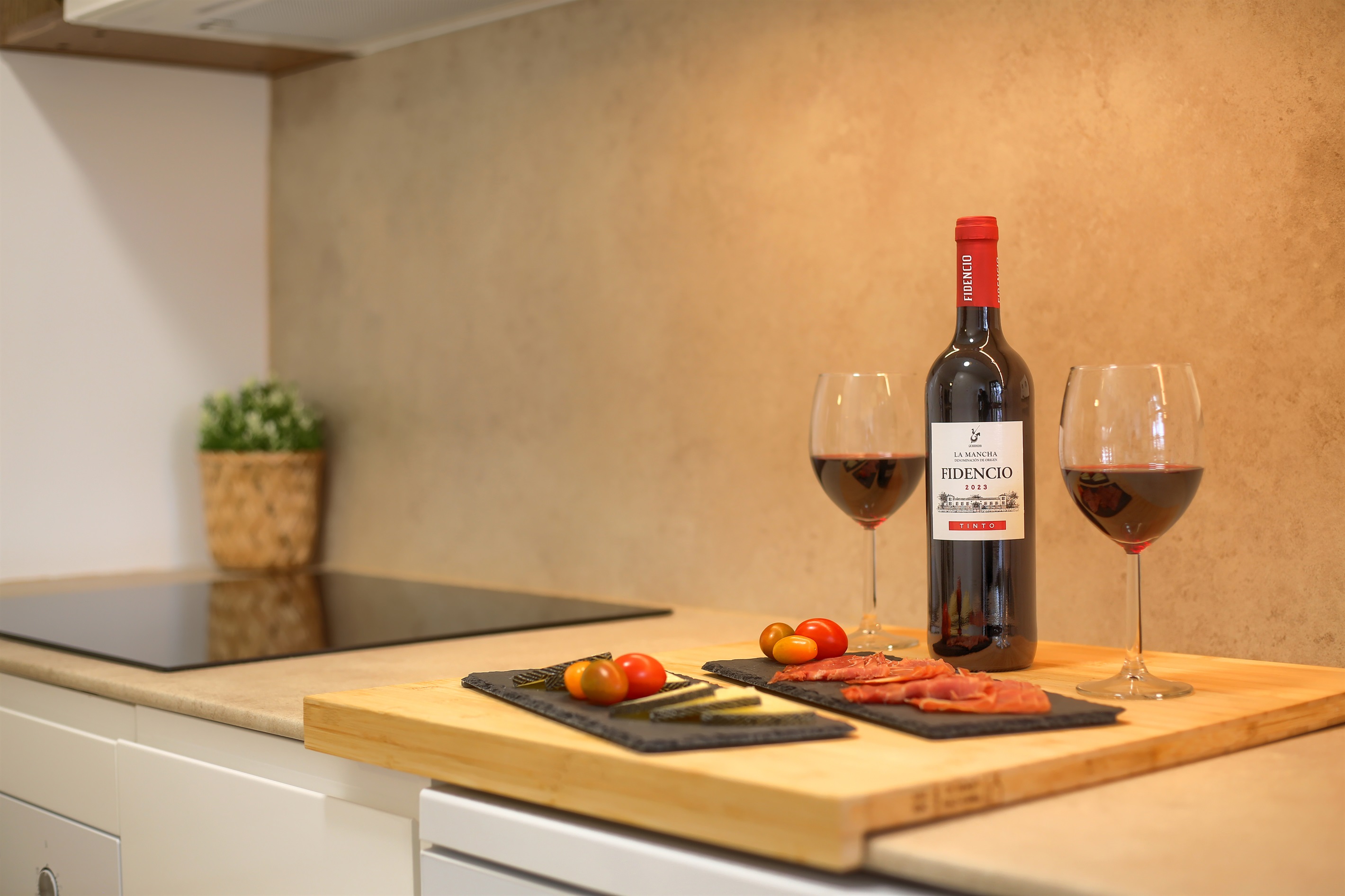 Enjoy relaxing moments in the kitchen preparing and sharing a glass of wine in a cosy atmosphere.