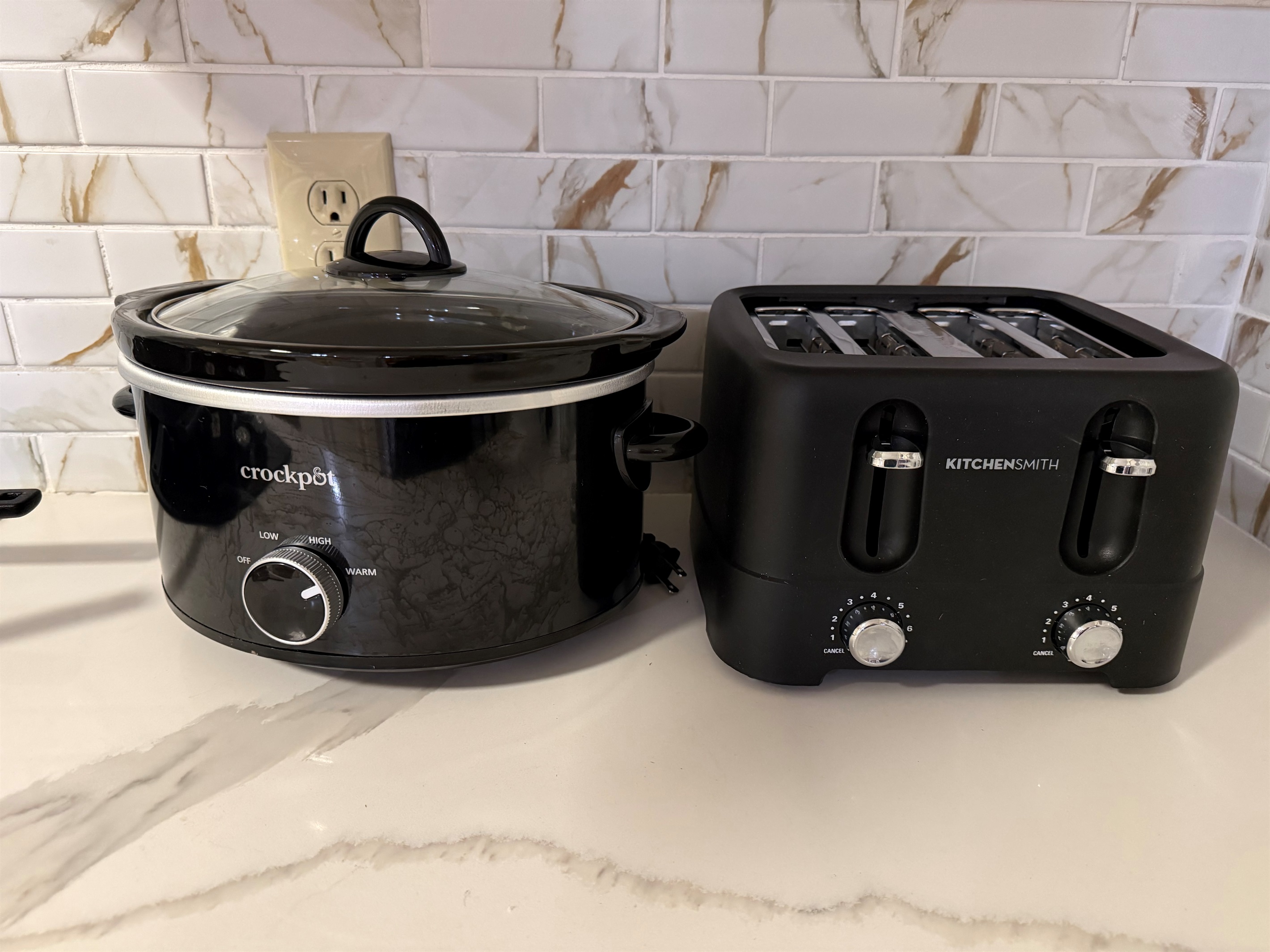 Equipped with a slow cooker and 4-slice toaster, ideal for easy breakfasts and home-cooked meals
