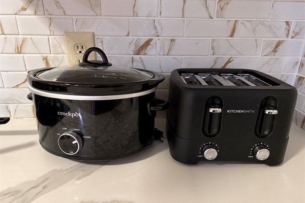 Equipped with a slow cooker and 4-slice toaster, ideal for easy breakfasts and home-cooked meals
