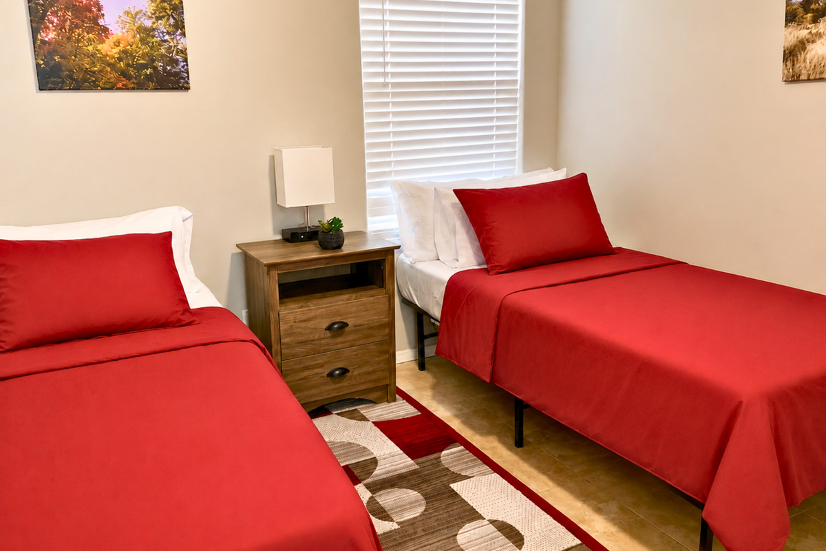 Flexible sleeping arrangements to accommodate groups of all kinds. The two twin beds can be converted into a king bed.