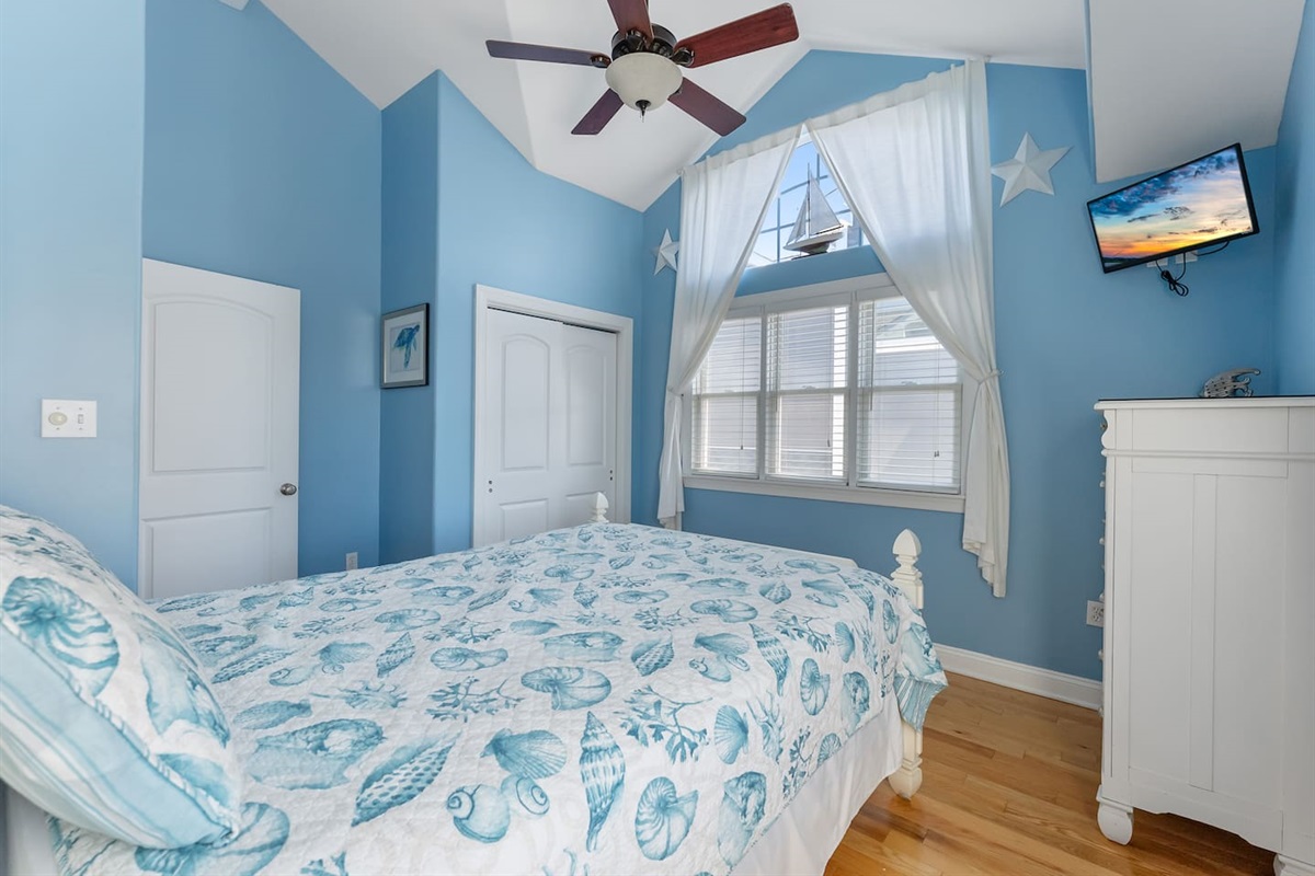 Queen size bed with private attached bathroom, HDTV, storage and ceiling fan. 