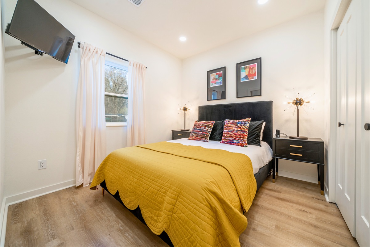 2nd Upstairs Bedroom (Queen Bed) with TV an En-Suite Bath