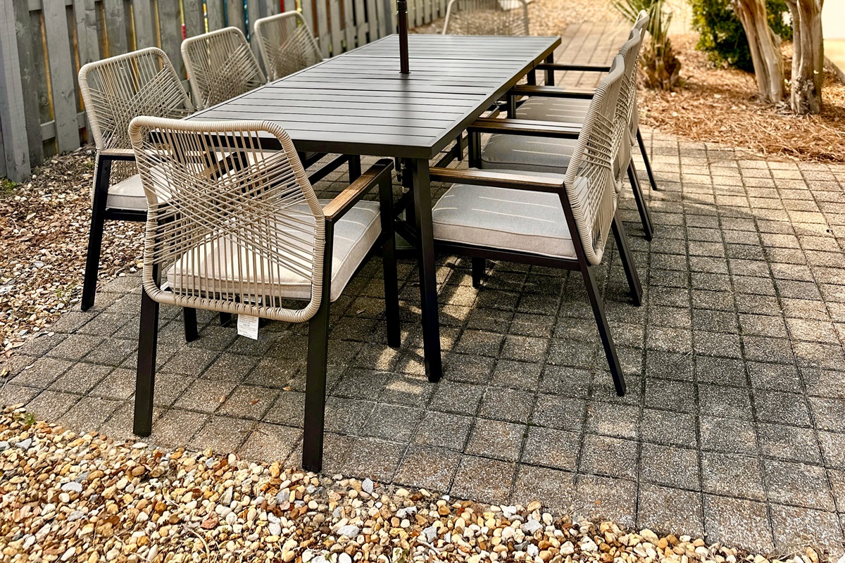 Backyard has plenty of space to play + outdoor dining - perfect!