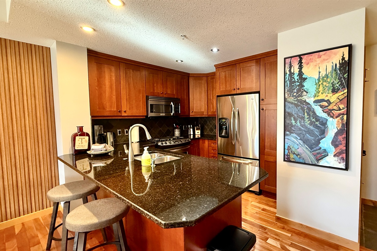 Well stocked kitchen and breakfast bar - seating for 2