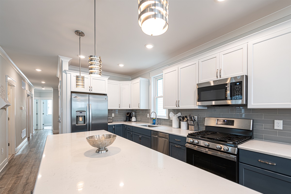 Upgraded kitchen w/ large island