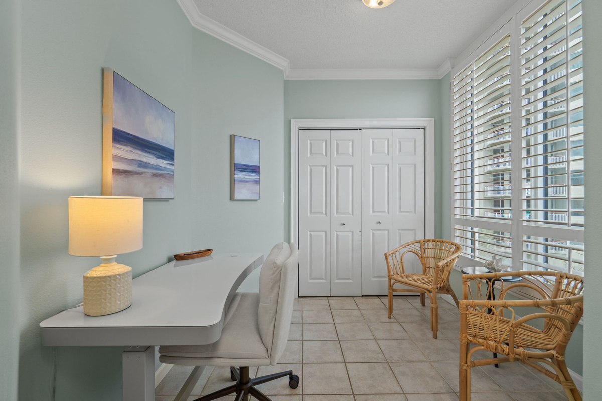 Desk area between laundry closet and kitchen