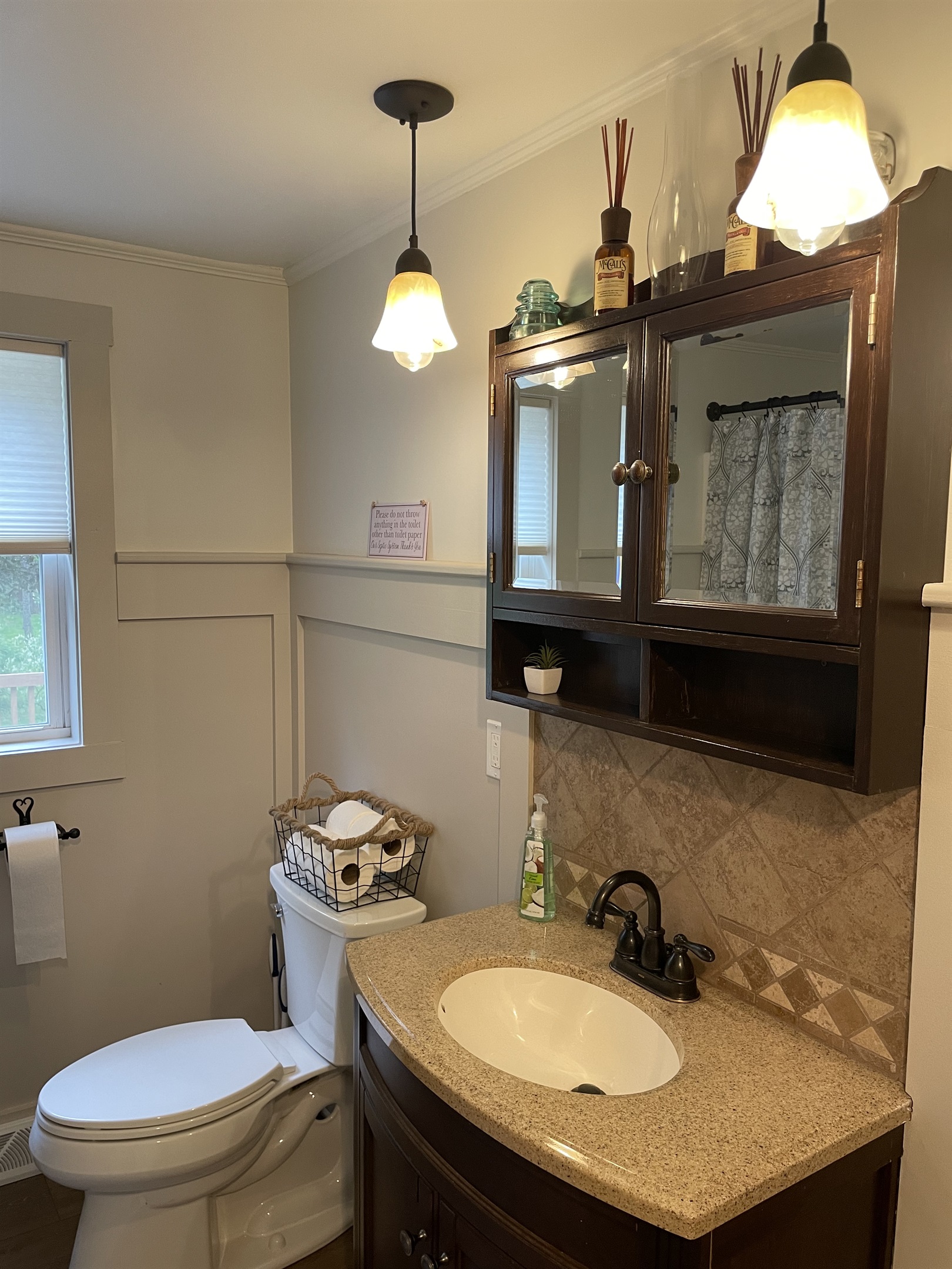 1st floor bath with tub/shower off hallway