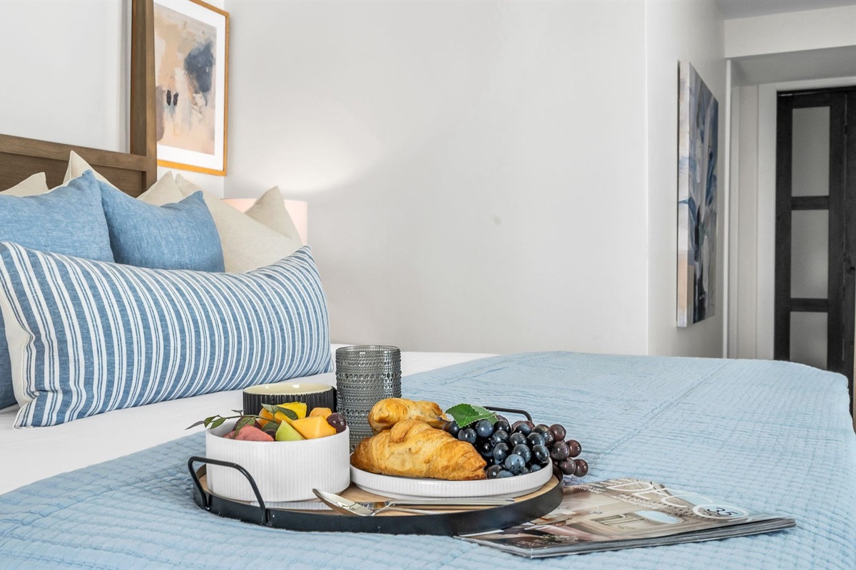 The primary king suite feels like your own private resort—featuring panoramic views of the pool and lake, seamless indoor-outdoor flow, and a newly renovated spa-inspired ensuite. Thoughtfully styled with designer finishes.