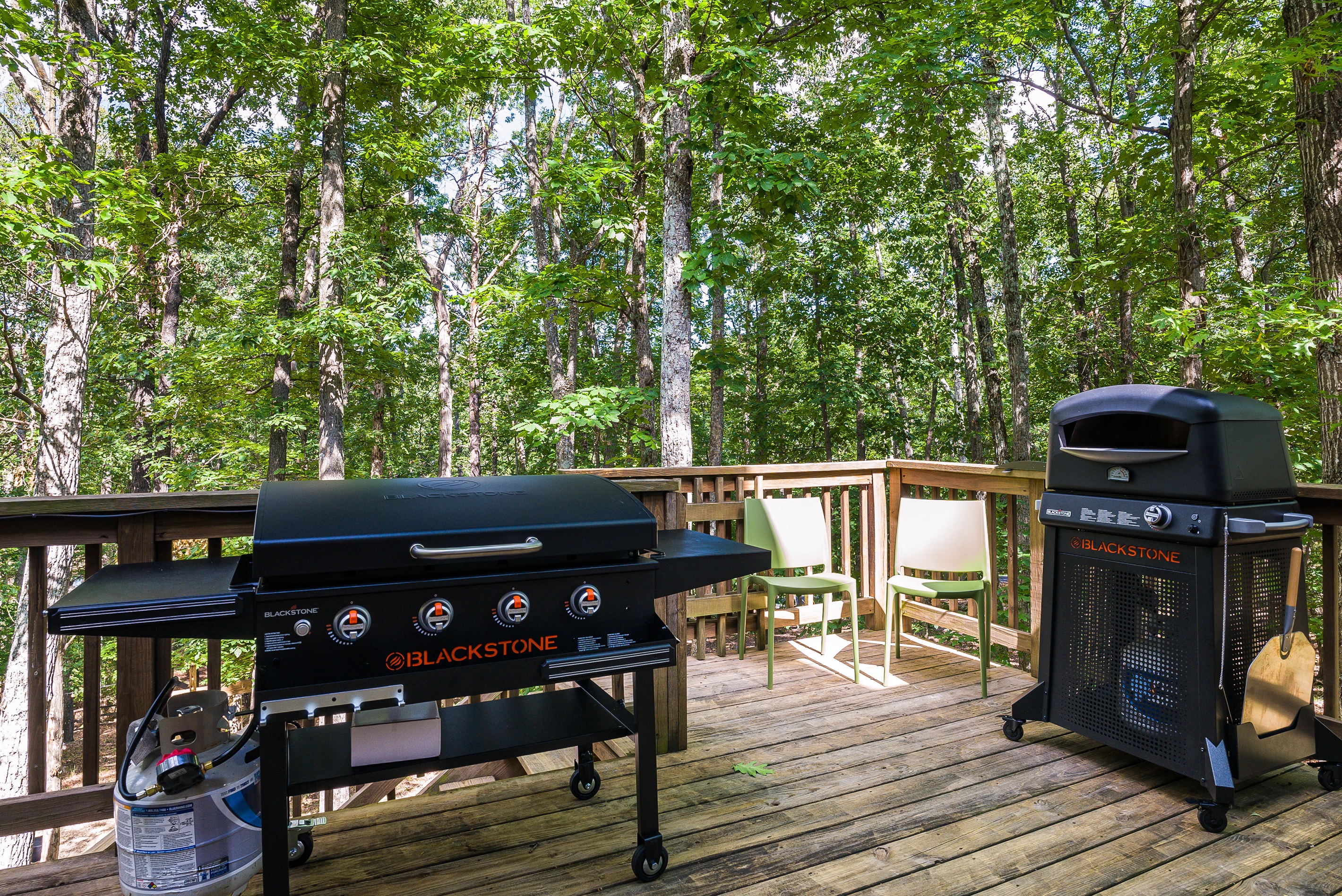 Cook up a feast on the Blackstone griddle or pizza oven while the rest of the family gathers at the oversized outdoor dining table.