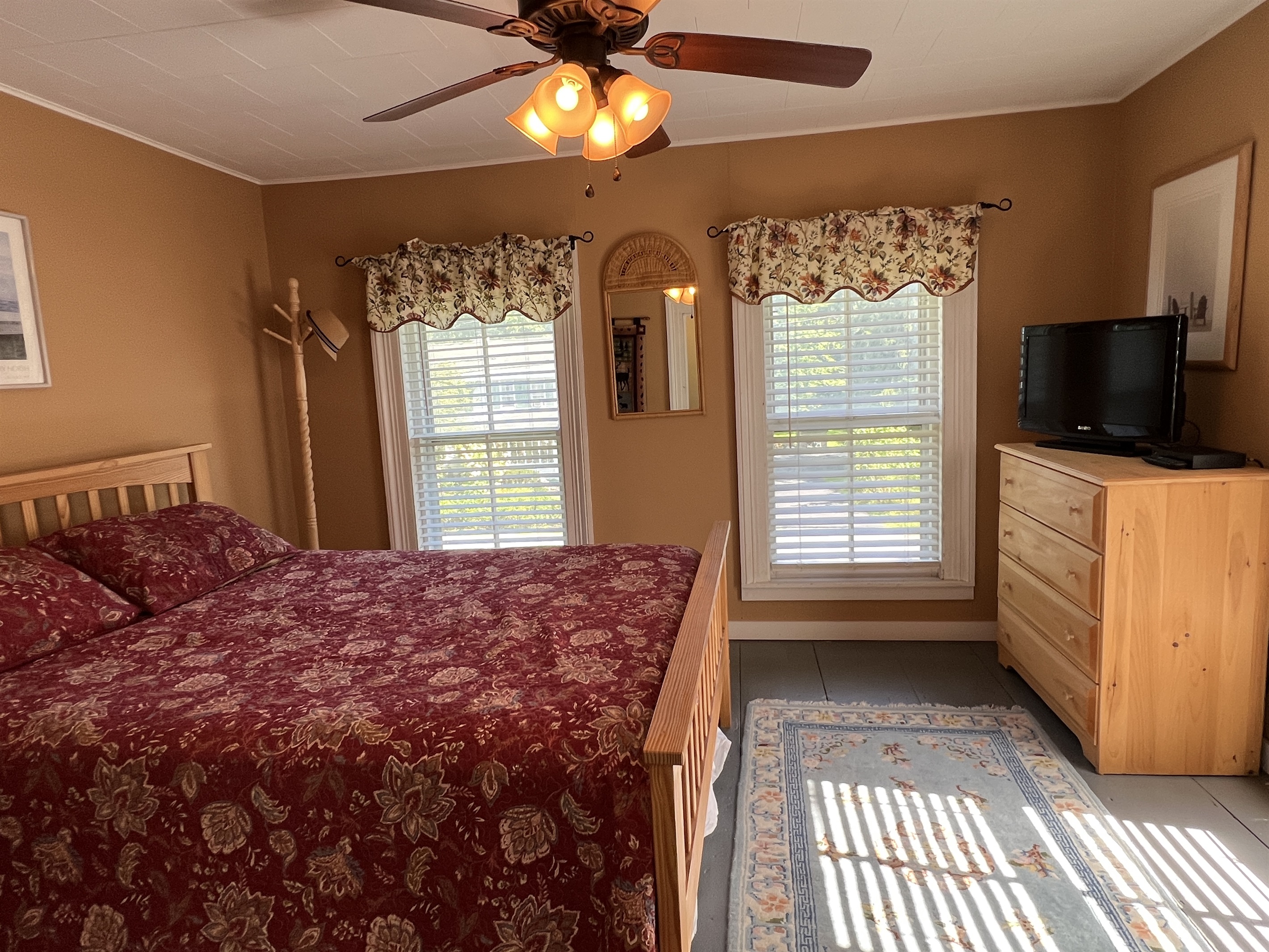2nd Floor Queen Bedroom w/TV