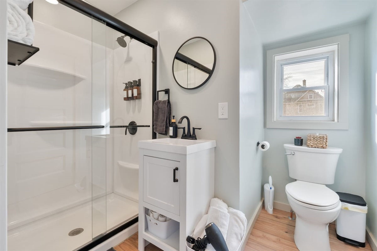 Brand new, fully remodeled full bathroom with walk-in shower. Extra towels, hair dryer, body wash and shampoo conditioner are provided. Forgot your toothrbush? Don't worry, we have you covered. Inside the vanity you will find some essentials.