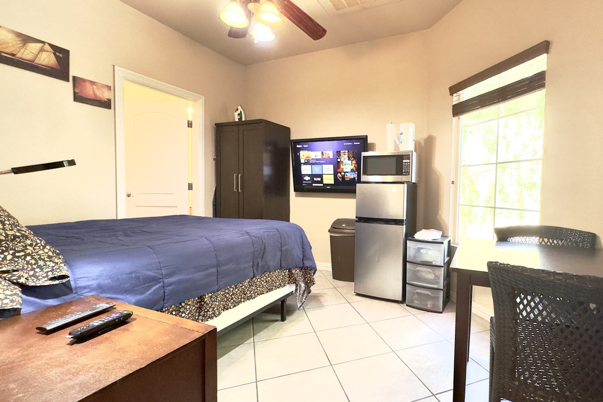 Bright, furnished studio with ceiling fan, queen bed and private entrance — Henderson NV