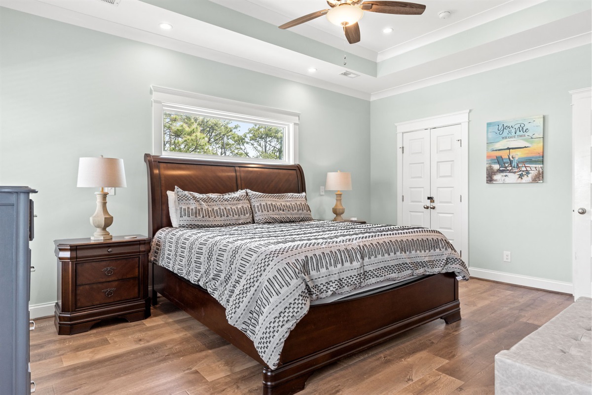 Airy and spacious main bedroom with quality King-size mattress
