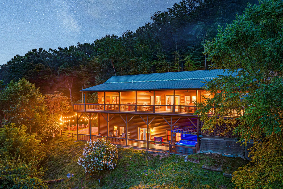Mountain Magic: Experience unforgettable evenings at our stunning lodge.