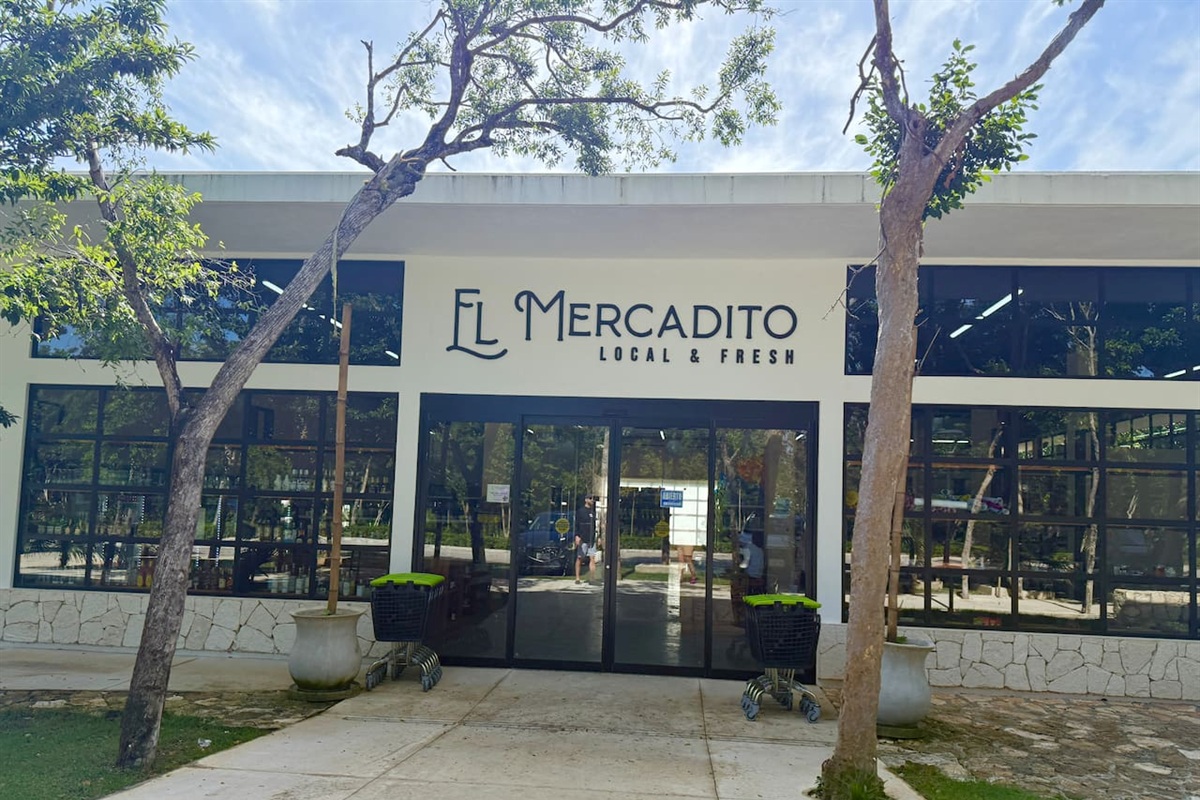 The grocery store is past the clubhouse and driving range. It has early everything you need for a comfortable stay. Meat, diary, eggs, alcohol, fresh fruit and vegetables, bakery goods, and household supplies. 
