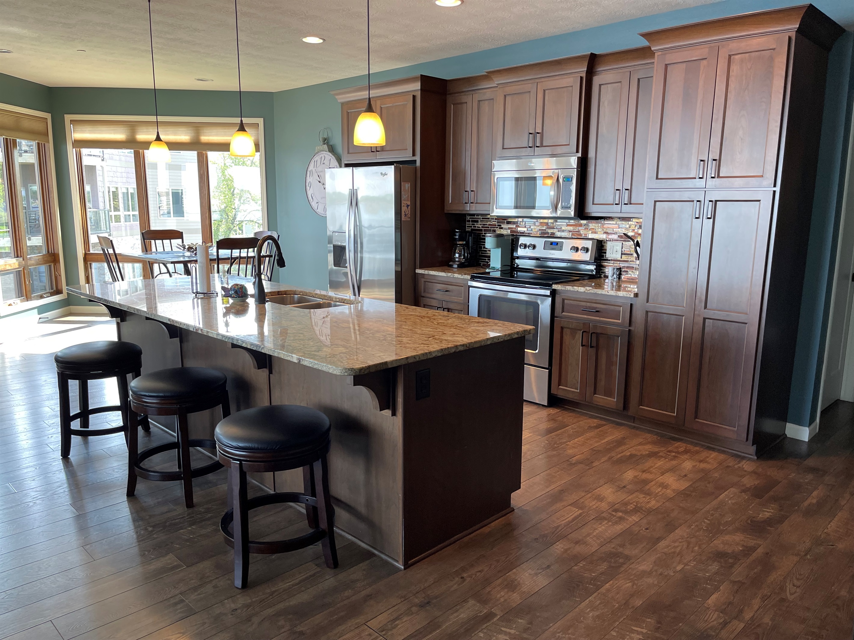 Kitchen with breakfast bar