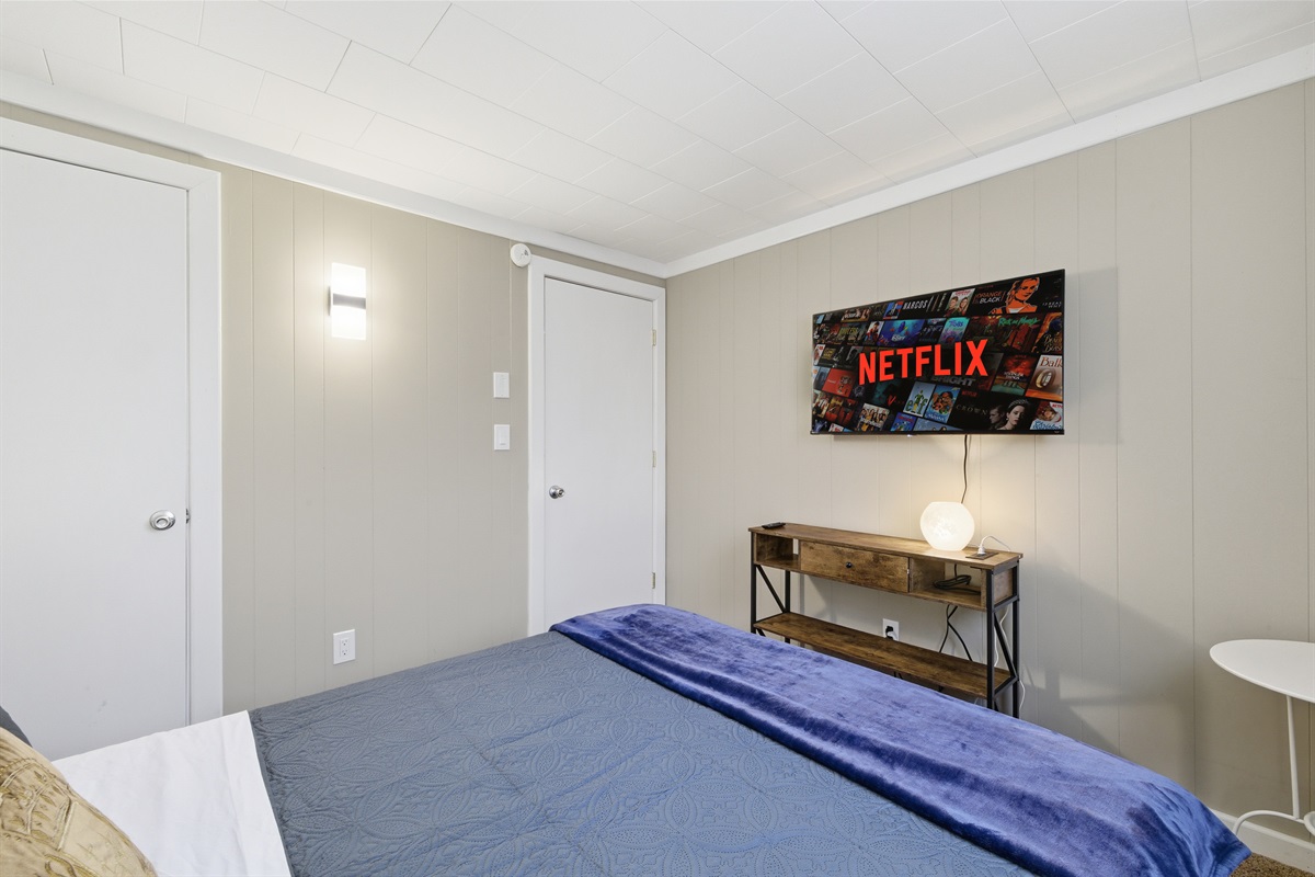 Bedroom 2 with queen size bed, Smart TV
