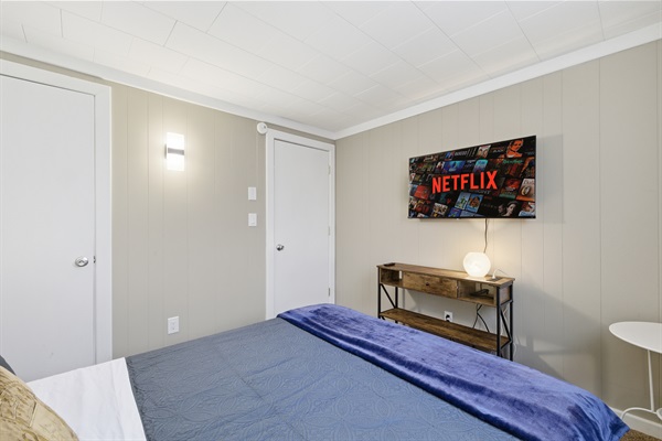 Bedroom 2 with queen size bed, Smart TV