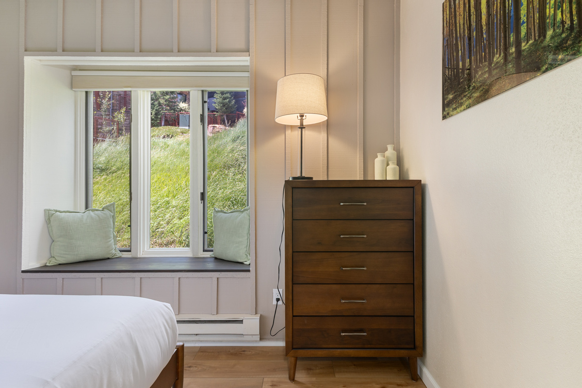 Lower Level Bedroom 2 | Kingsize Bed
