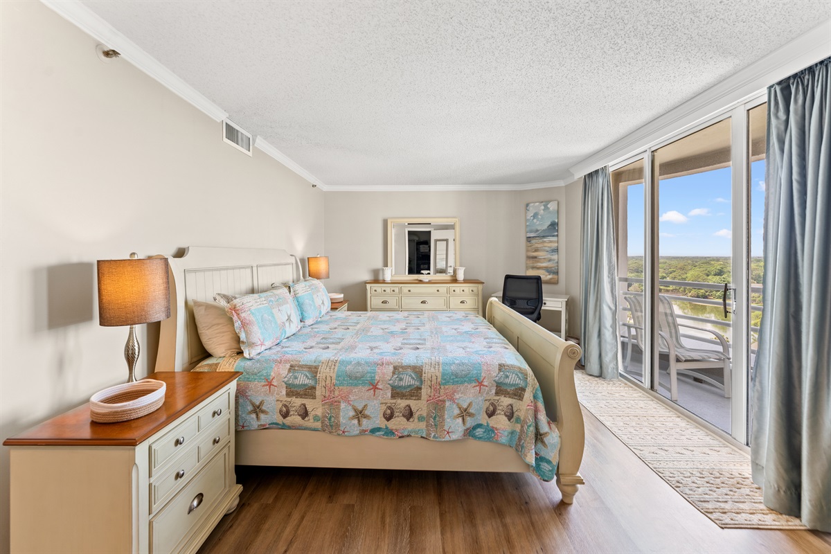 Peaceful and private Main Suite with king bed, private balcony and ensuite