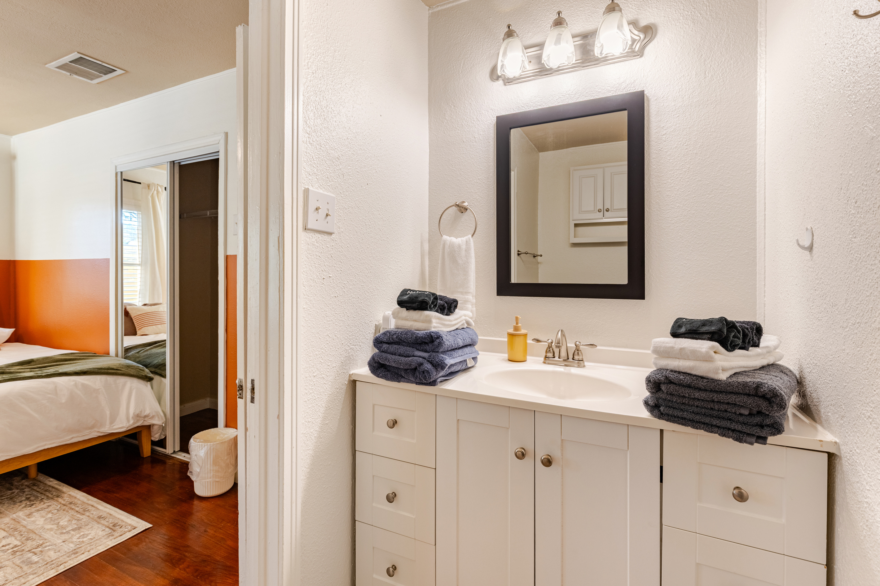 Enjoy fresh towels and modern vibes in this stylish retreat!