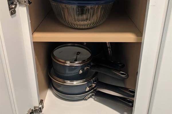 Full set of pots and pans to take full advantage of the kitchen