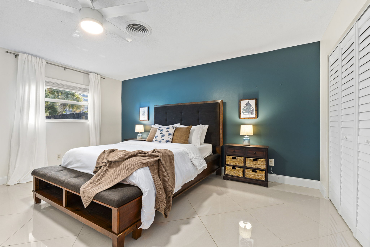 Queen Bedroom 