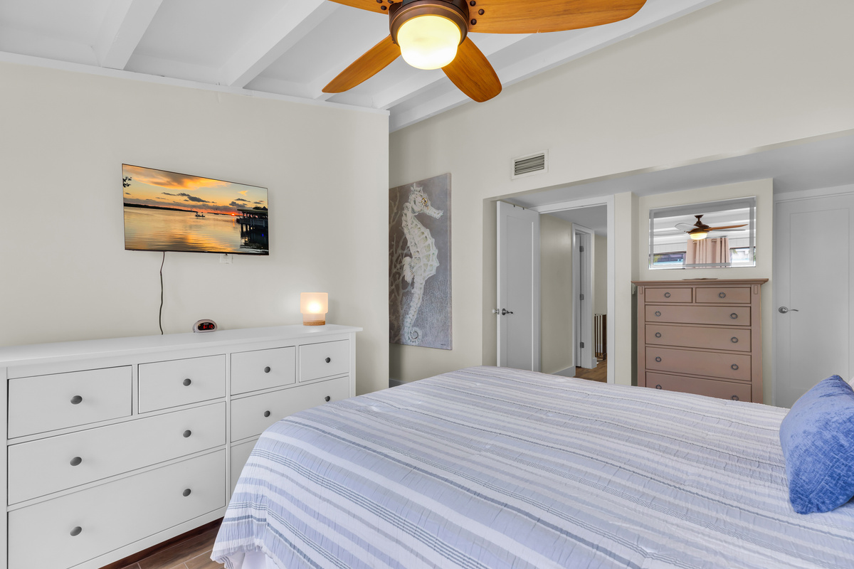 Guest bedroom with queen bed