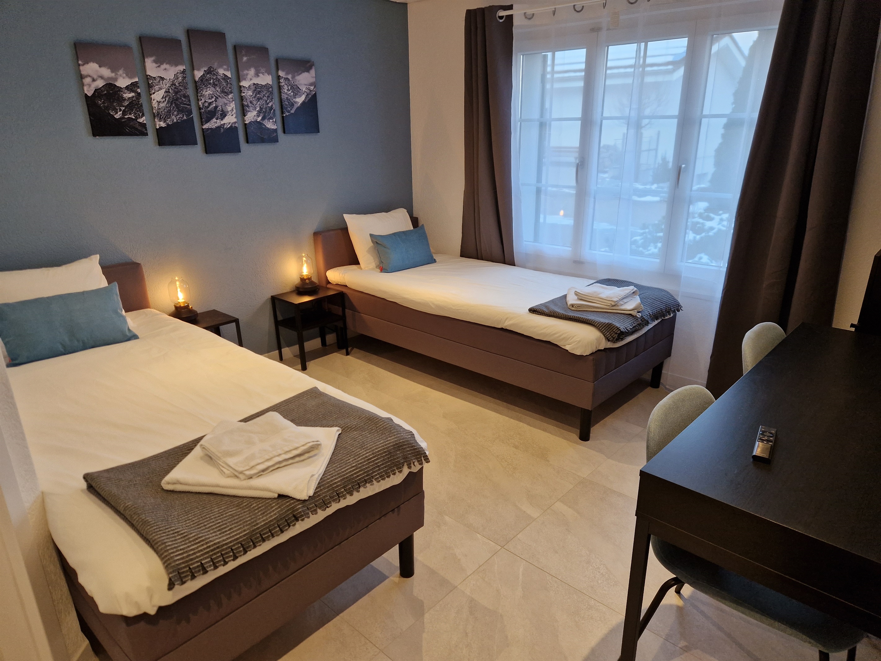 The beds can be either together as King sized bed (180x200) or individually set up like this (2 x 90x200)
