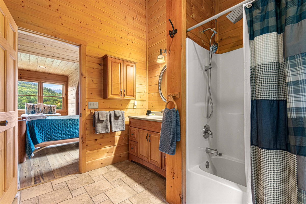 Upstairs Bedroom 1 : Spa-like shower and rustic charm await your relaxation in nature's embrace!